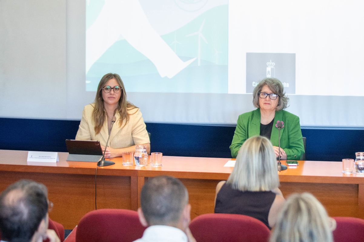 La consejera de Desarrollo Sostenible, Mercedes Gómez (derecha).