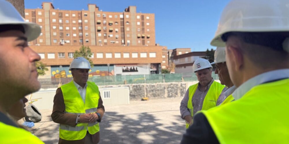 El alcalde José Julián Gregorio visita las obras del futuro supermercado Ahorramas en Talavera