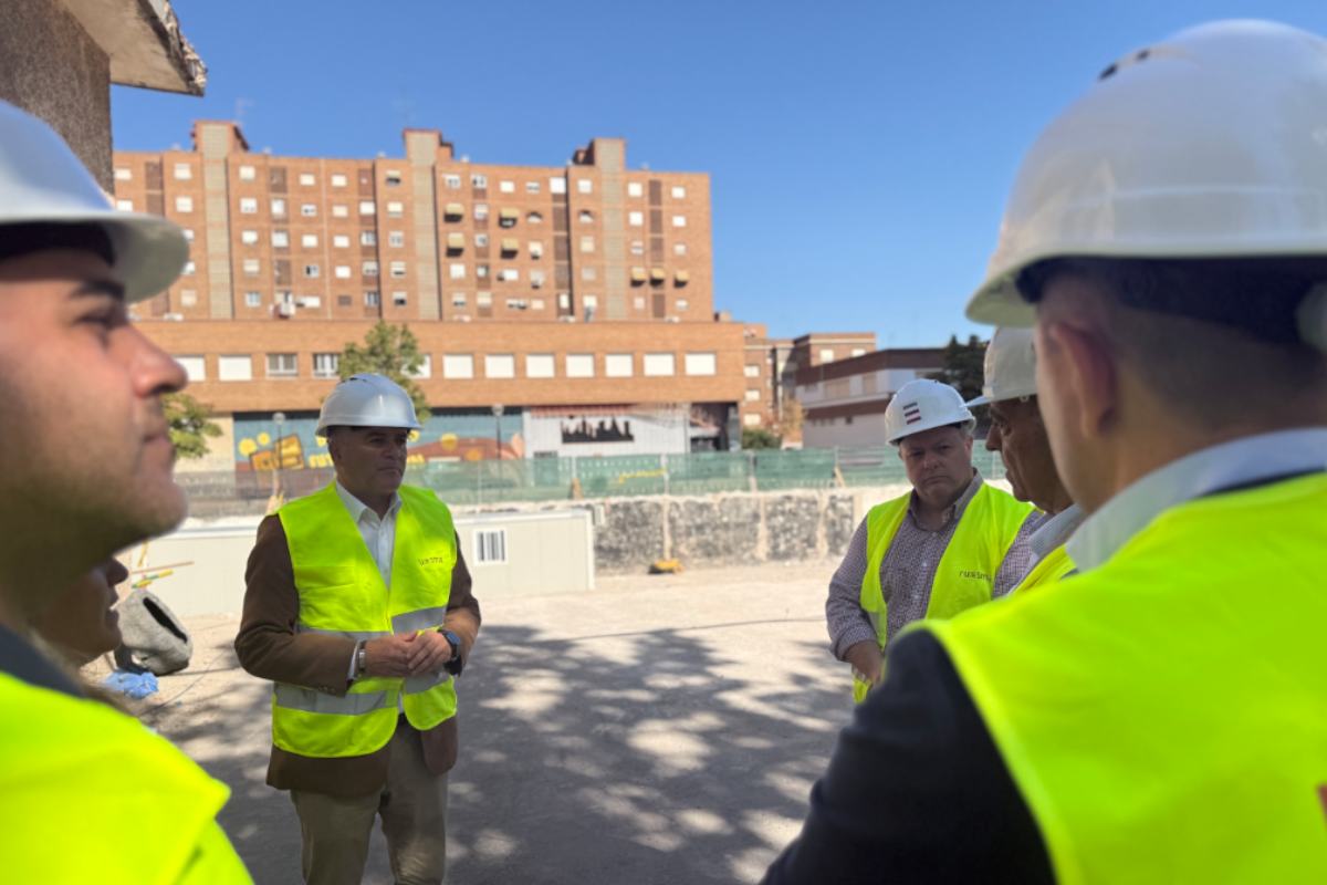 El alcalde José Julián Gregorio visita las obras del futuro supermercado Ahorramas en Talavera