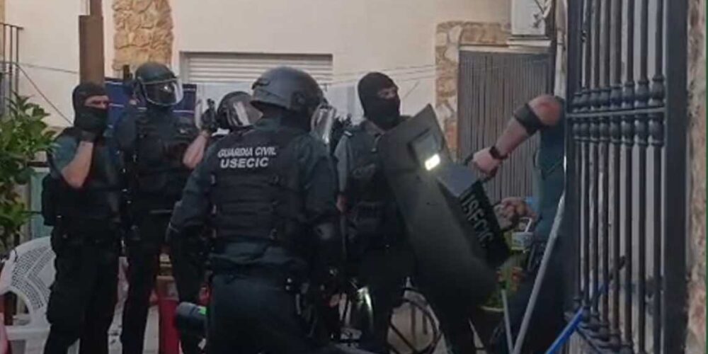 Intervención en la casa donde se encontraba la plantación de marihuana.