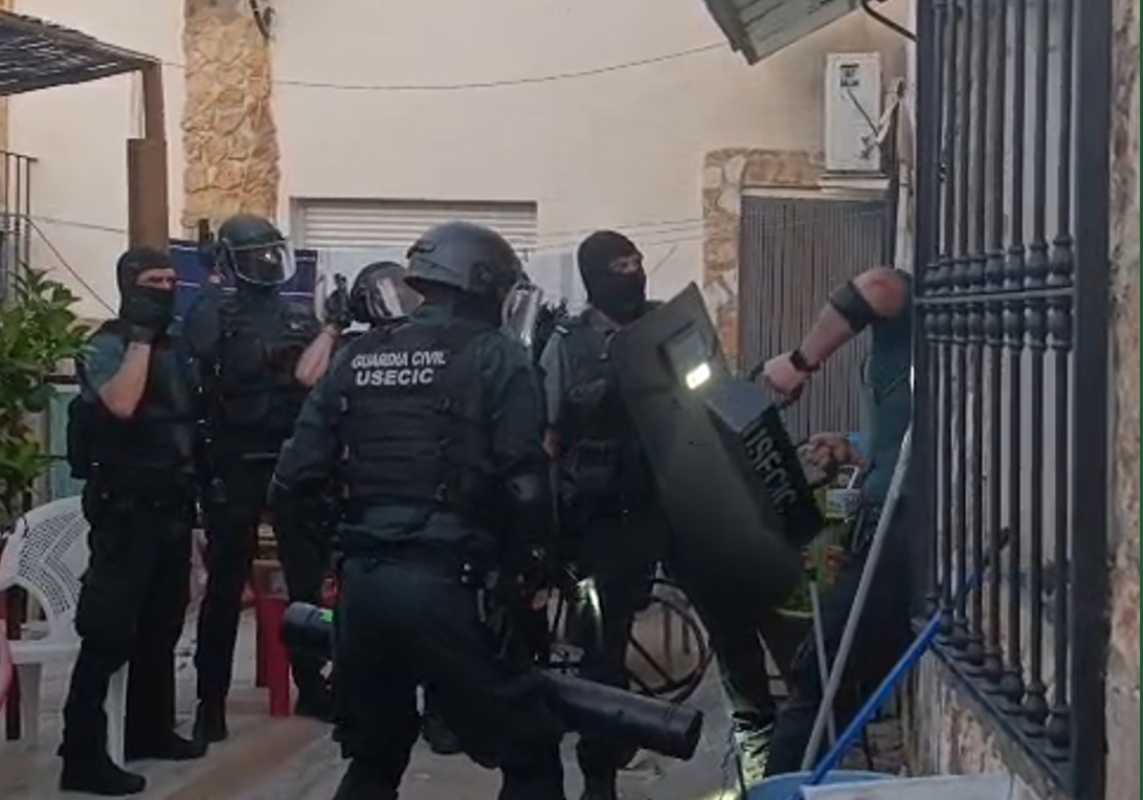 Intervención en la casa donde se encontraba la plantación de marihuana.
