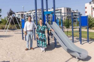 Ana Guarinos y José Luis Alguacil posan en el nuevo parque infantil.