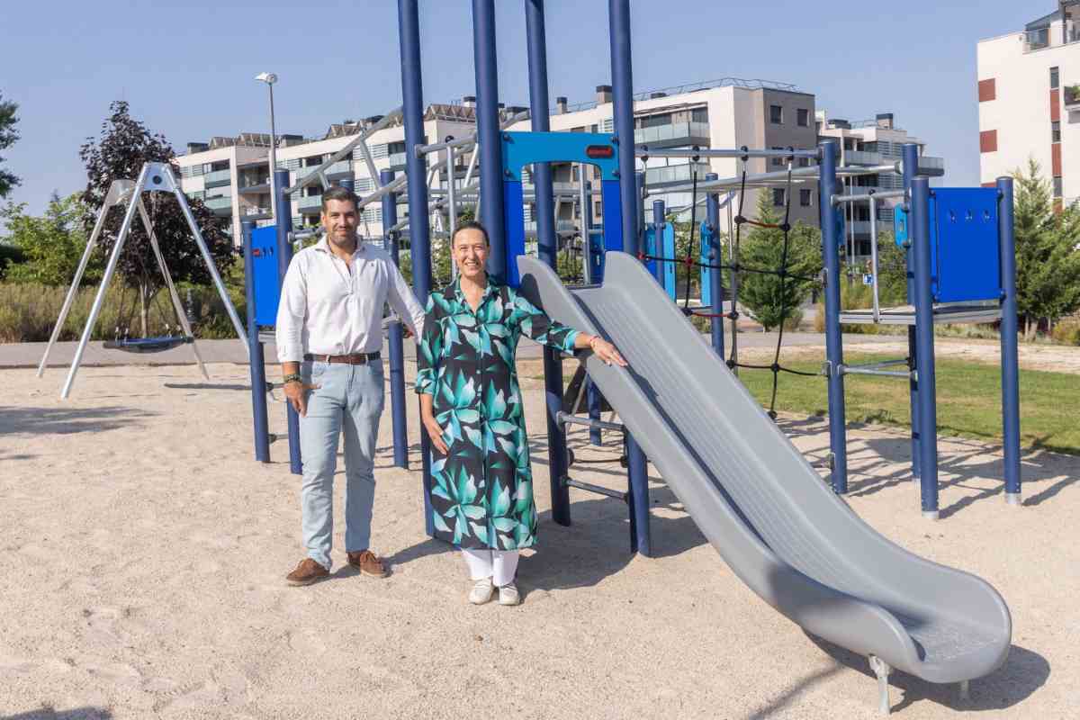 Ana Guarinos y José Luis Alguacil posan en el nuevo parque infantil.