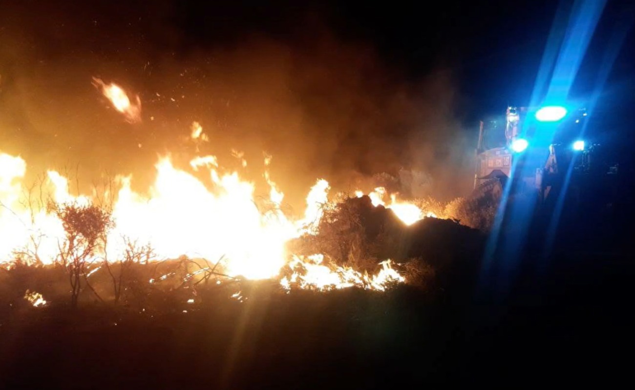 Labores de extinción en el incendio forestal de Navalmoralejo (Toledo).