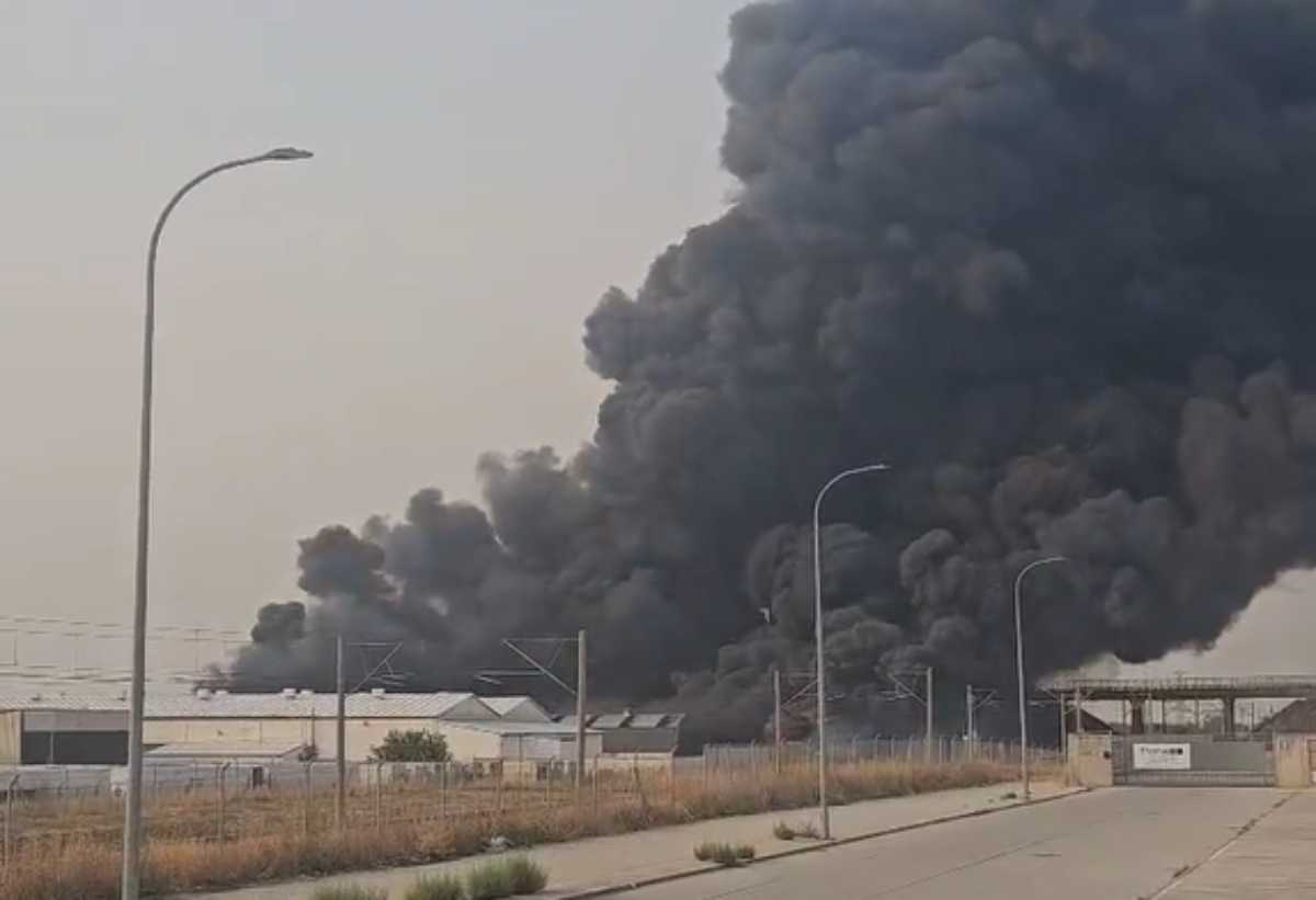 Imagen del incendio en la nave de Yeles.