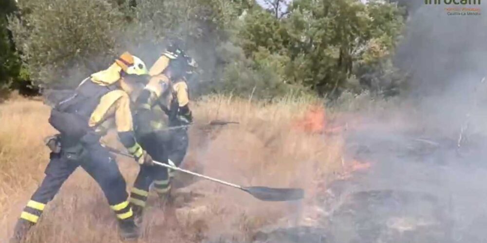 Bomberos forestales del Plan Infocam apagando un incendio en Castilla-La Mancha.