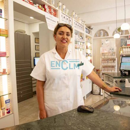 Irene Díaz García, en su farmacia.