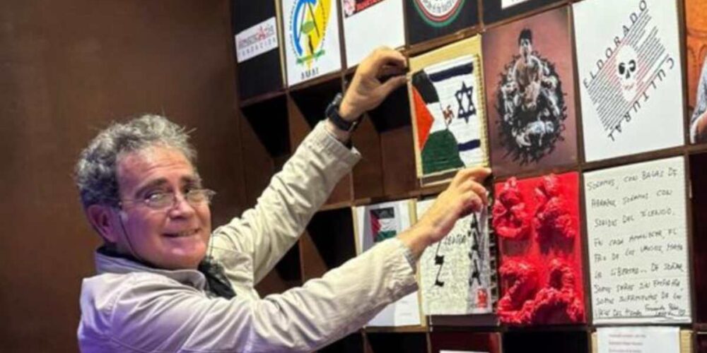 El artista Jesús Romero junto a la obra que fue sustraída en el Círculo de Arte, en Toledo.