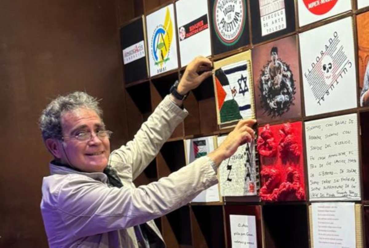 El artista Jesús Romero junto a la obra que fue sustraída en el Círculo de Arte, en Toledo.