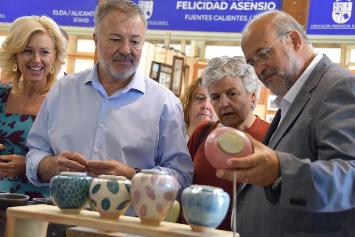 El vicepresidente primero del Gobierno regional, José Luis Martínez Guijarro, en la XXXVIII Feria de Artesanía de la Diputación de Cuenca