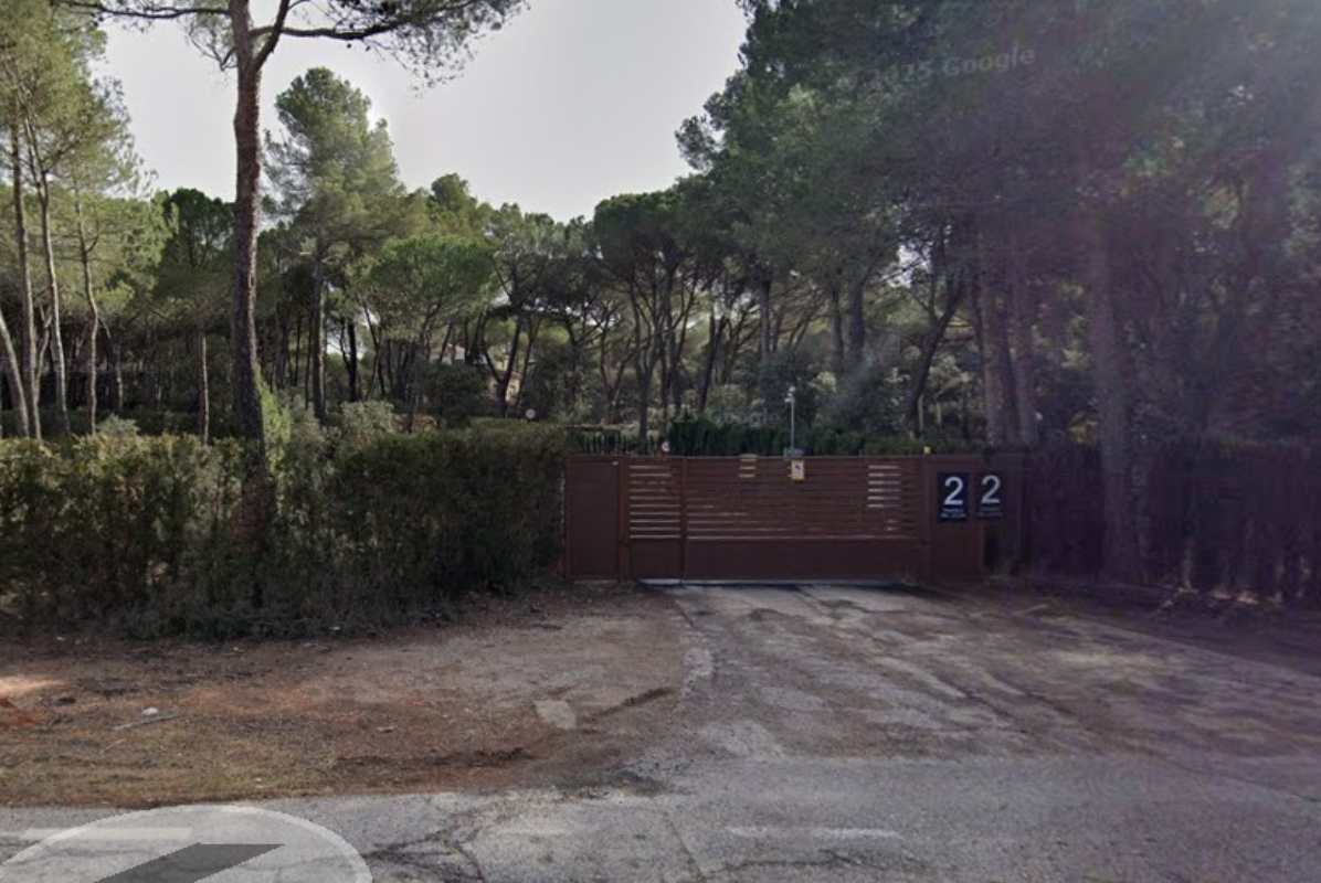 Entrada a la urbanización Pinares del Júcar, en Albacete.