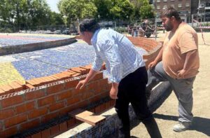David Moreno explicaba en qué va a consistir la reforma de la fuente del Prado.