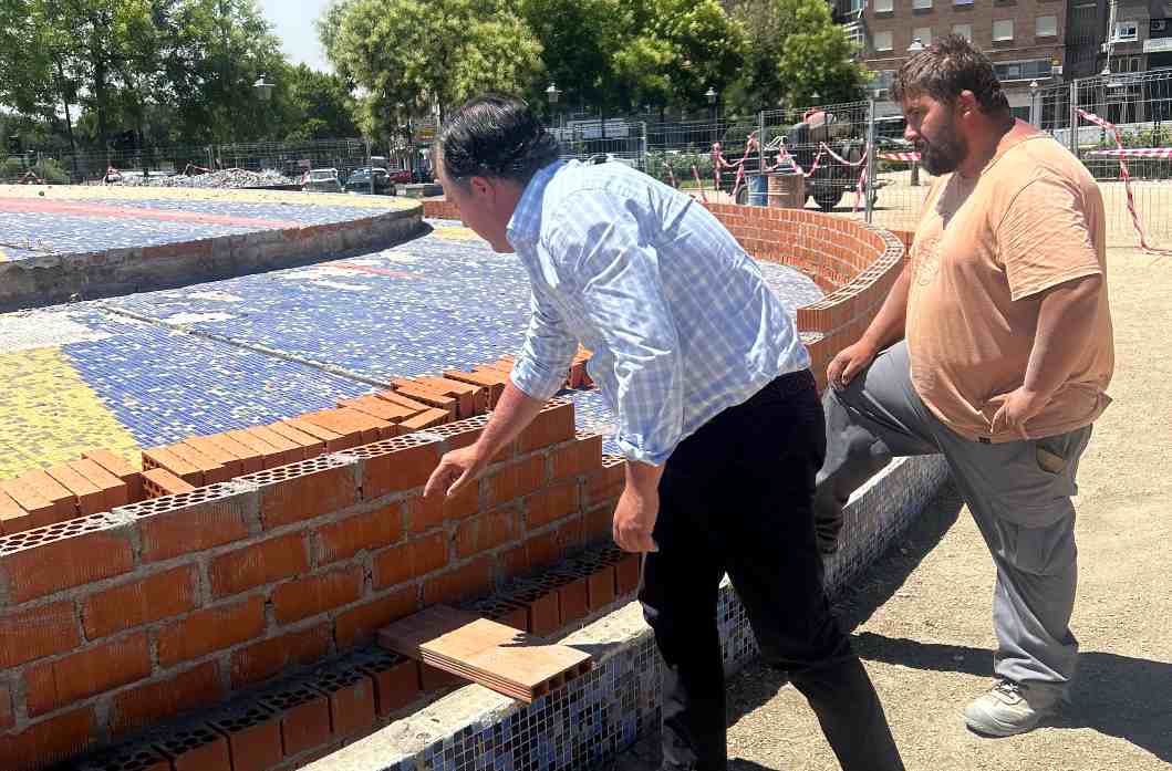 David Moreno explicaba en qué va a consistir la reforma de la fuente del Prado.