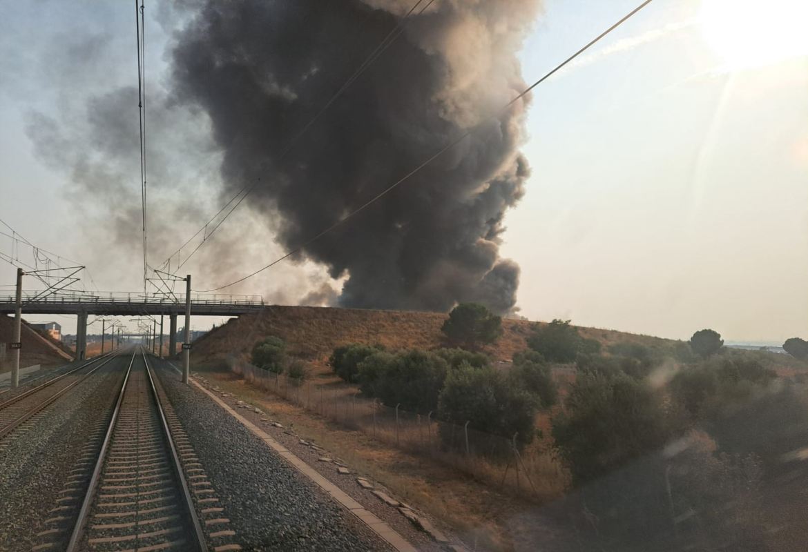 Así se veía el incendio en la nave de Yeles.