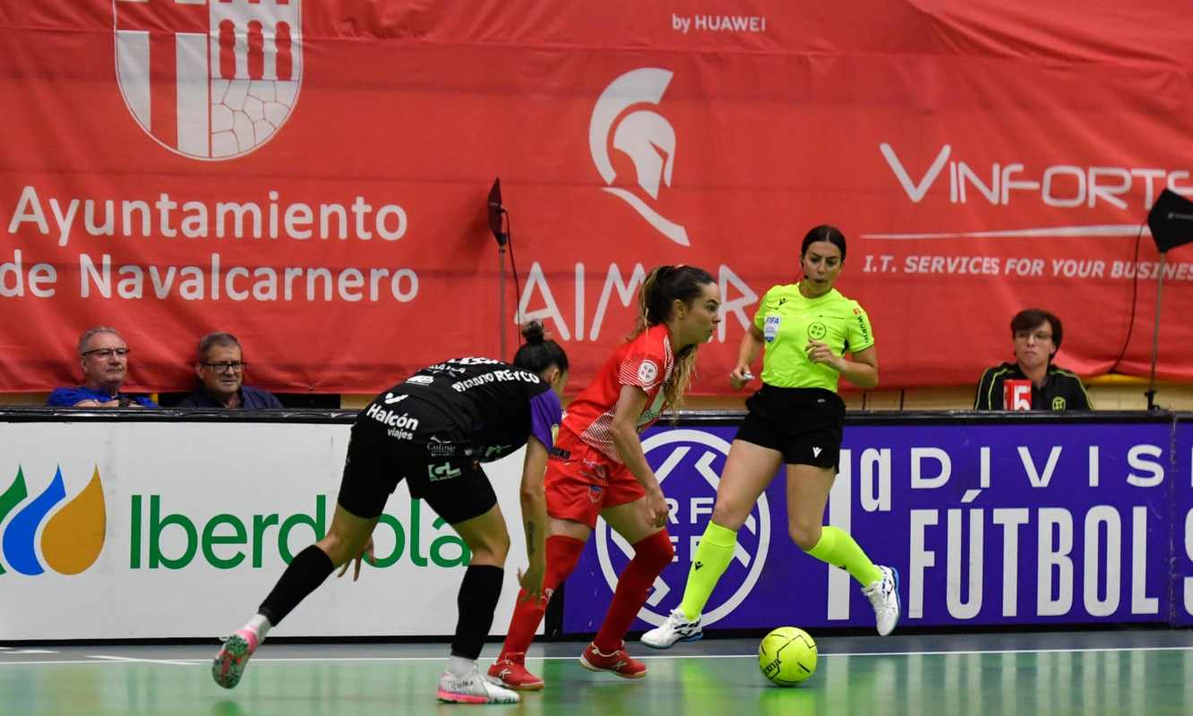 Noelia Gutiérrez, arbitrando en un encuentro. Foto: Cedida por Noelia Gutiérrez.