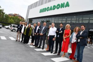 El vicepresidente primero del Gobierno regional, José Luis Martínez Guijarro, ha asistido a la inauguración del nuevo supermercado.(Foto: JCCM)