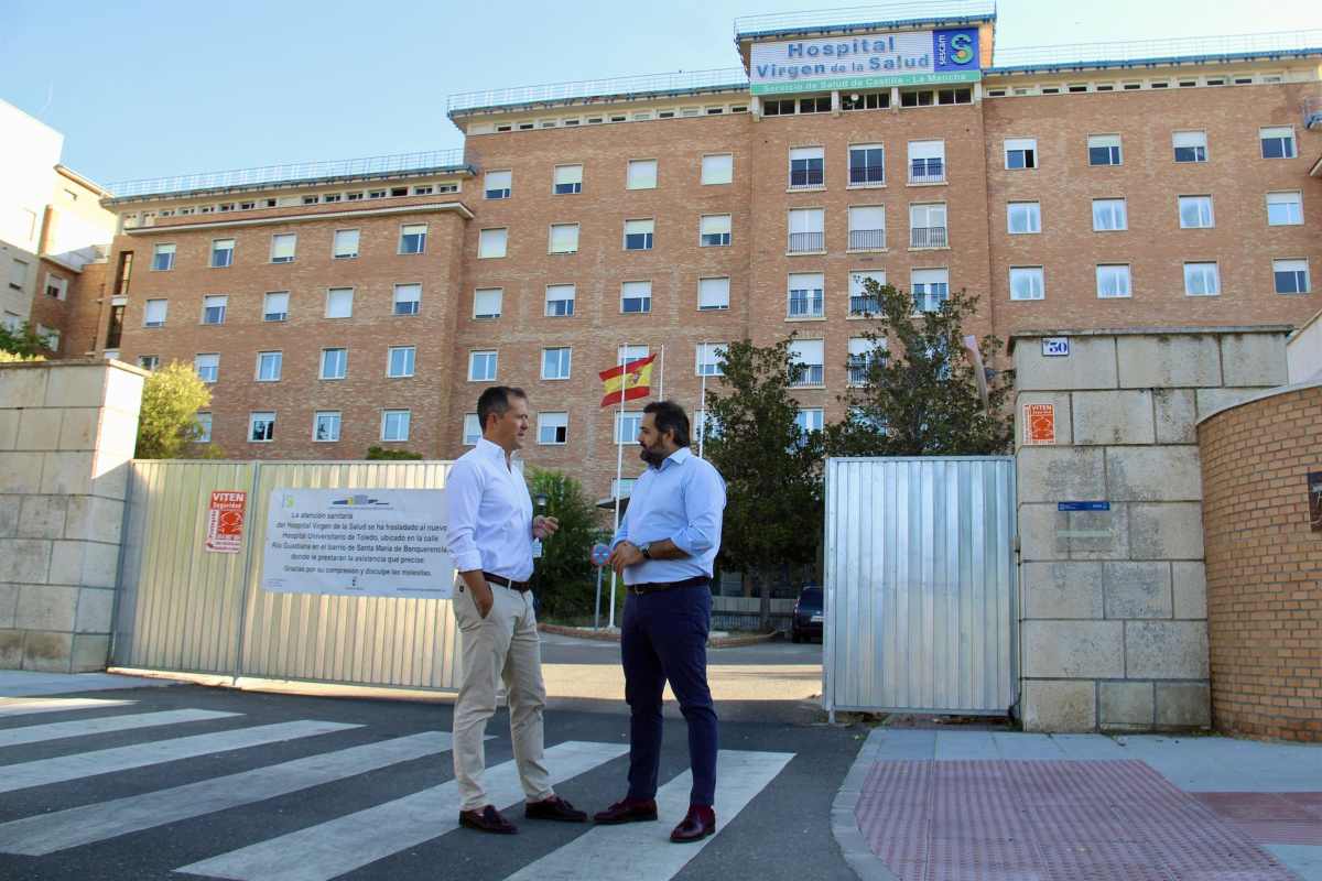 Paco Núñez y Carlos Velázquez, ante el antiguo hospital Virgen de la Salud.