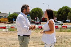 Paco Núñez y Alejandra Hernández charlan en Illescas.