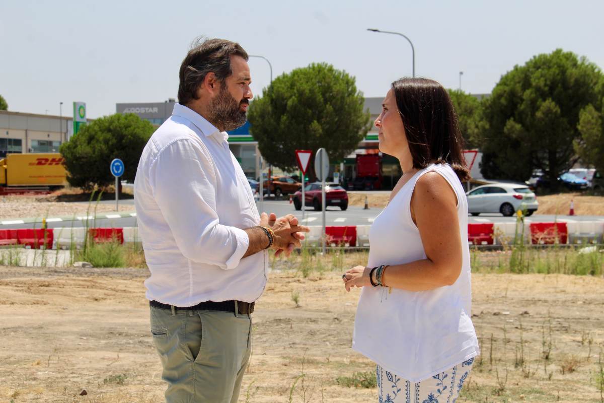 Paco Núñez y Alejandra Hernández charlan en Illescas.