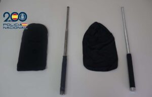 Pasamontañas y barras extensibles que usaron para echar a los inquilinos.