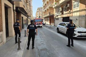 Despliegue de Policía Local y Bomberos en la calle Azucena de Ciudad Real ante una fuga de gas propano. Foto: Policía Local de Ciudad Real.