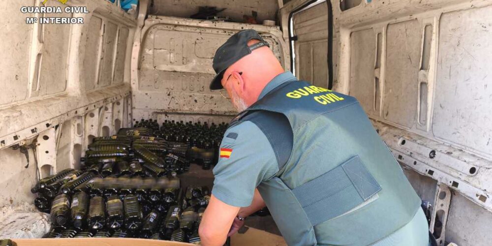 Guardia Civil con botellas de aceite