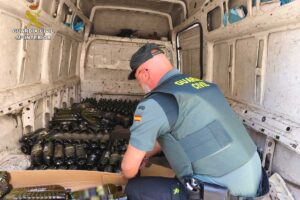 Guardia Civil con botellas de aceite