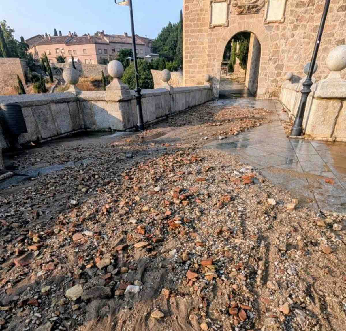Así ha quedado el puente de San Martín después de la riada provocada por una rotura de tubería.