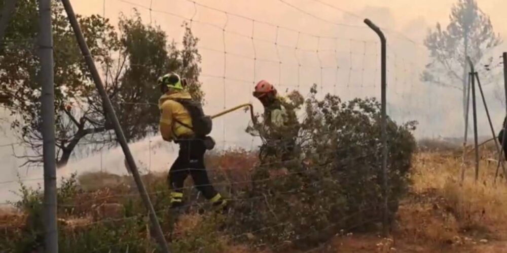 Más de 100 personas habían trabajado en el incendio de Salobre antes de las 20 horas. Foto: Infocam.