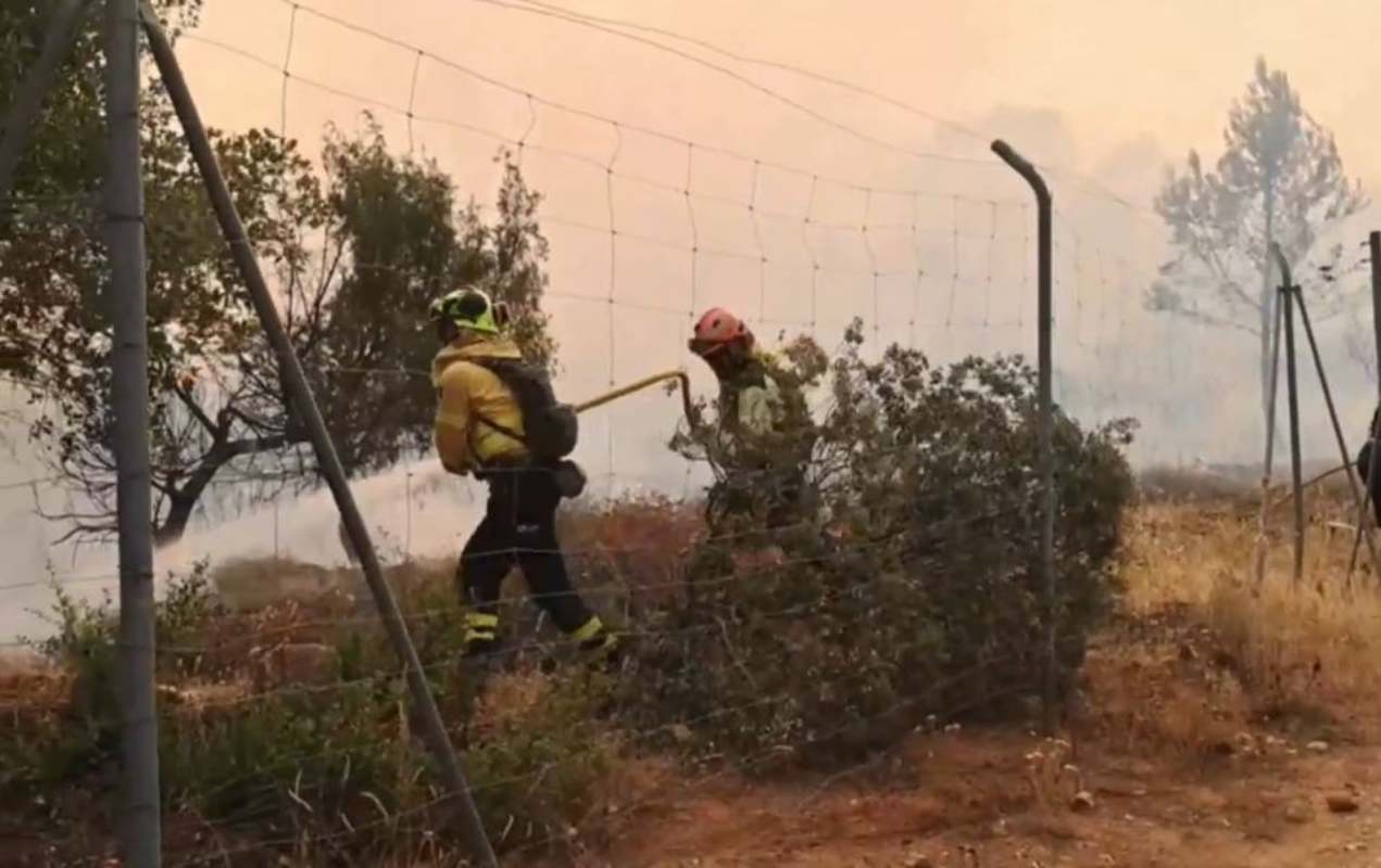 Más de 100 personas habían trabajado en el incendio de Salobre antes de las 20 horas. Foto: Infocam.