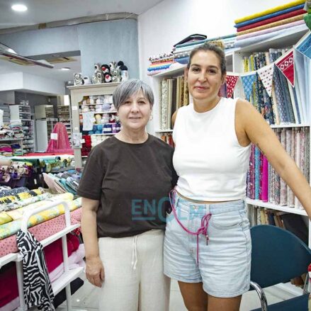 Isabel, junto a Vicky, la trabajadora más veterana de la tienda. Foto: Rebeca Arango.