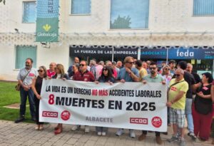 Los sindicatos se concentran frente a la patronal en Albacete tras la muerte de cinco trabajadores en agosto