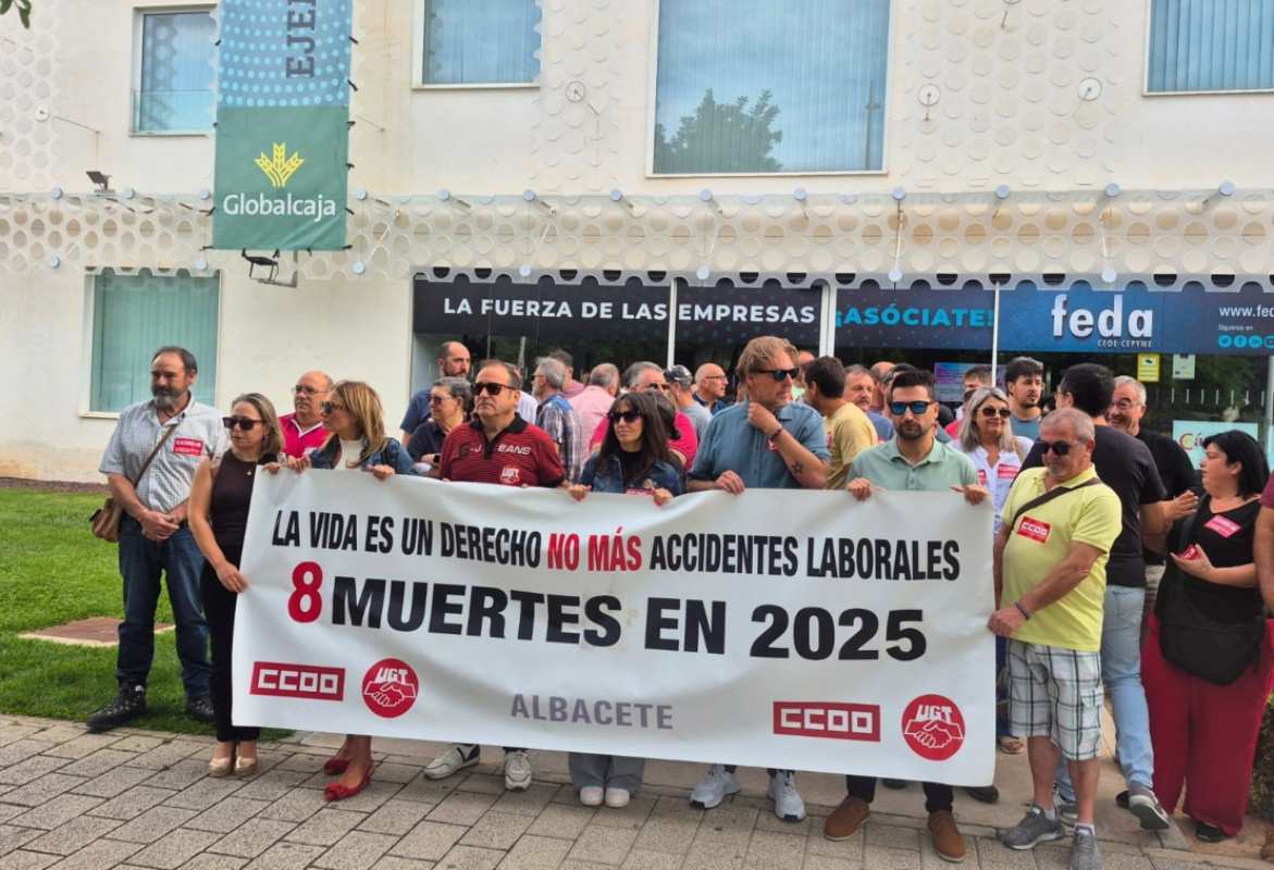 Los sindicatos se concentran frente a la patronal en Albacete tras la muerte de cinco trabajadores en agosto