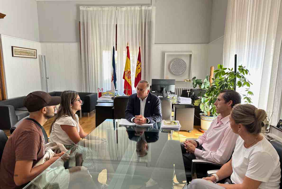 El alcalde ha mantenido una reunión en el Ayuntamiento con Tamara Pérez, y Aarón Pérez, madre y tío de Hugo Sánchez