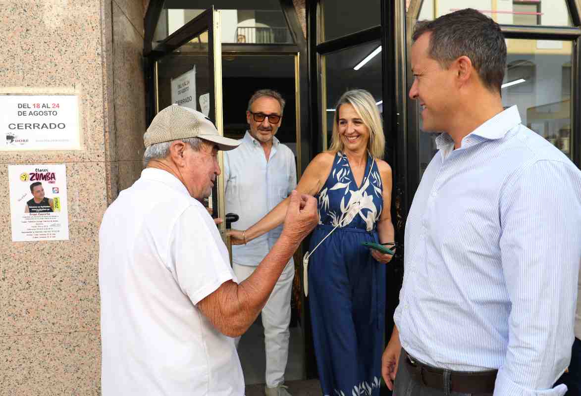 Carlos Velázquez e Inés Cañizares visitaron el barrio de Santa Teresa.