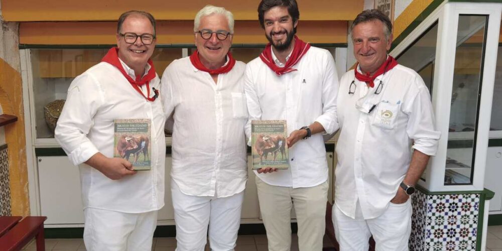 Eduardo de la Rosa (segundo por la derecha), en una de las presentaciones francesas de su libro.