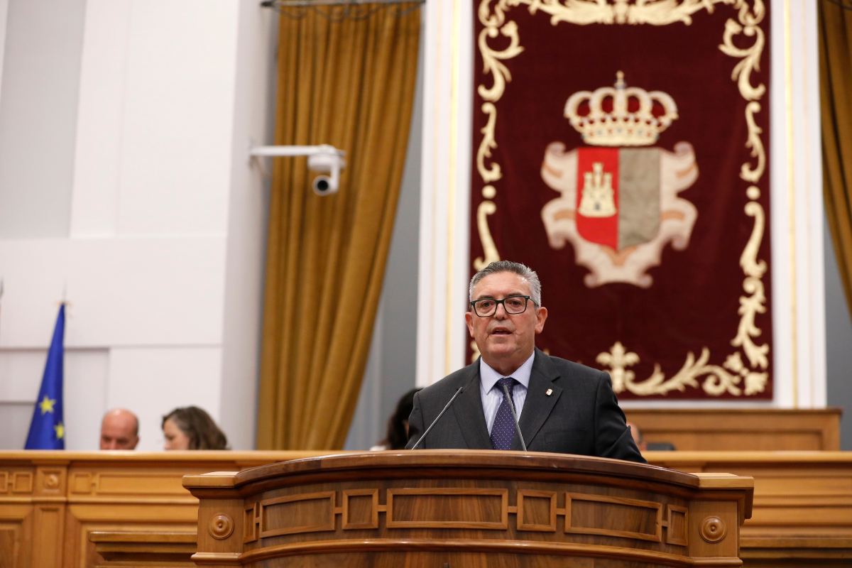 Santiago Lucas-Torres, interviniendo en las Cortes regionales.