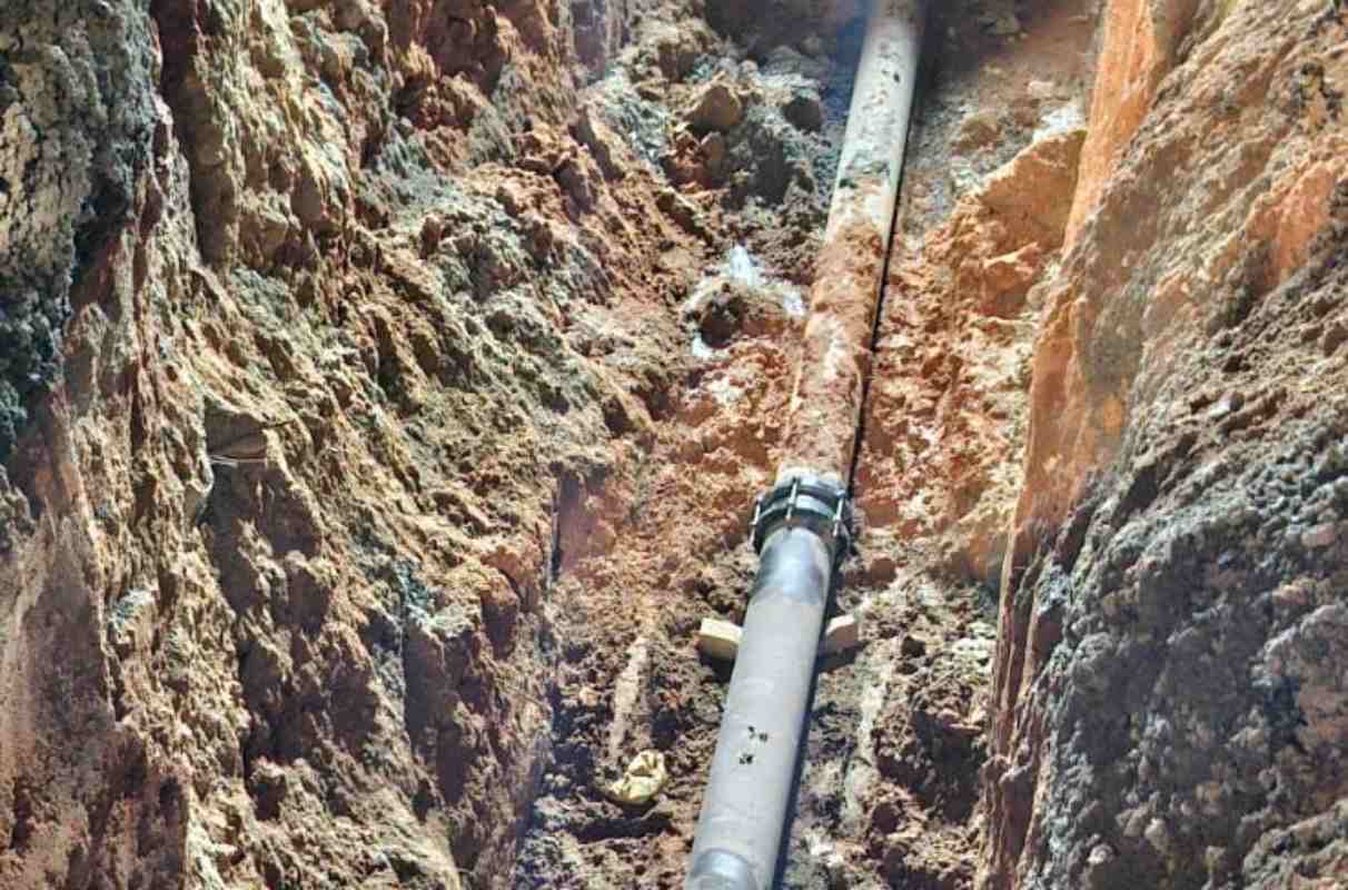 Aspecto parcial de la tubería rota en la zona del Valle.