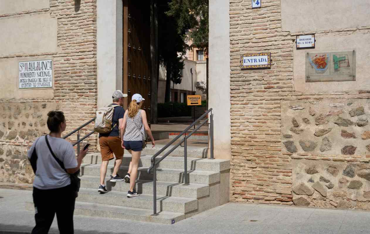 Turistas entrando en la sinagoga de Santa María La Blanca, en Toledo. Foto: EP.