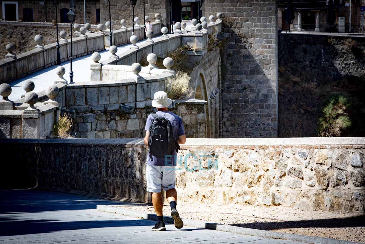 Turista en plena ola de calor en Toledo. Foto: Rebeca Arango.