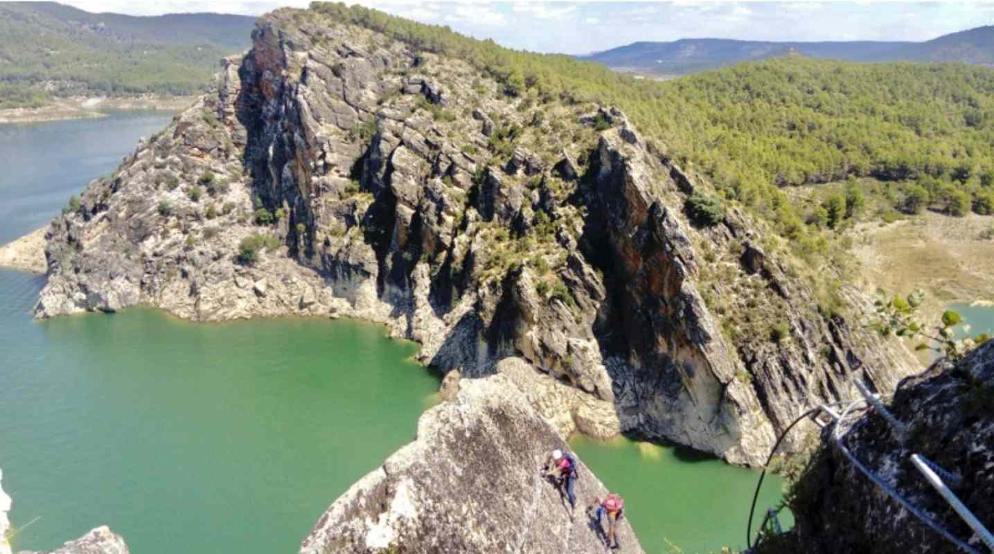 Vía ferrata de la Boca del Infierno, en Sacedón, junto al embalse de Entrepeñas. Foto: Turismo Sacedón.