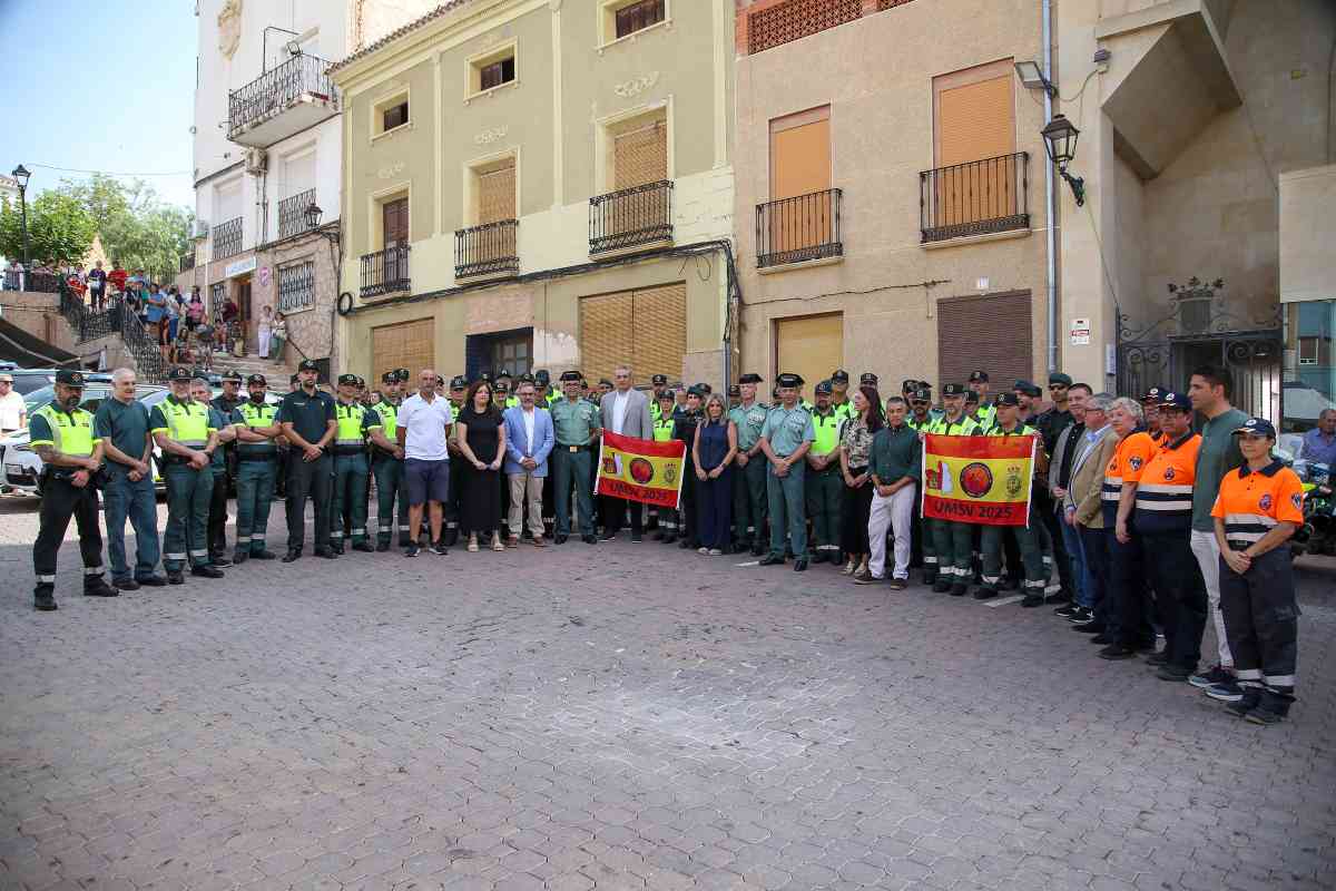 Foto de familia en la presentación del dispositivo de seguridad de la I Vuelta Ciclista de Castilla-La Mancha.