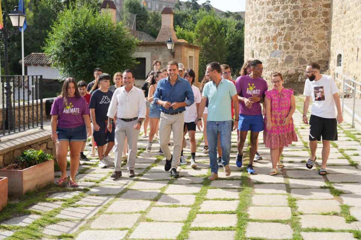 Carlos Yuste se dio un paseo con los jóvenes en el Castillo de San Servando de Toledo.