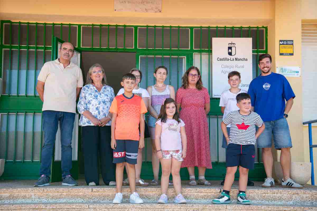 Alumnos, docentes y familias a las puertas del CRA de San Benito