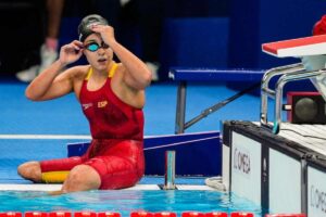 Beatriz Lérida en una competición con el bañador de la Selección Española