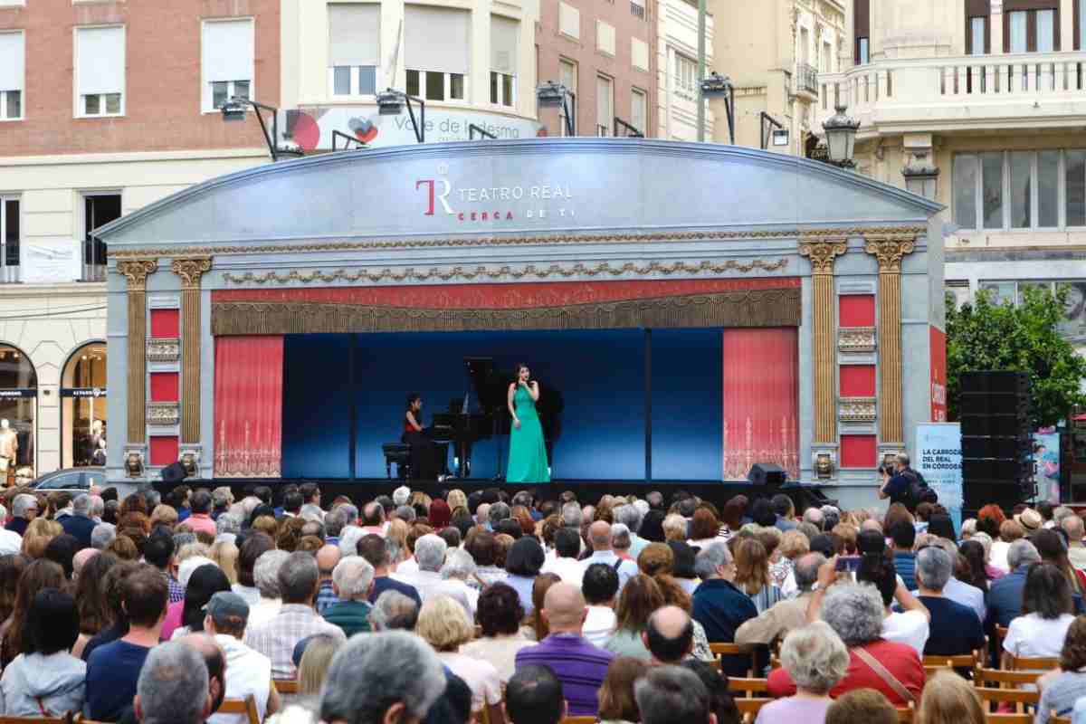 Carroza del Teatro Real en una ciudad española