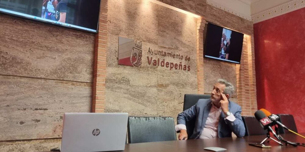 El alcalde de Valdepeñas, Jesús Martín, en rueda de prensa