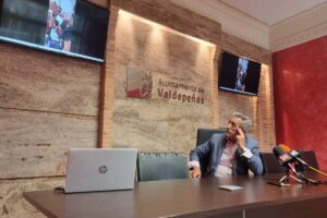 El alcalde de Valdepeñas, Jesús Martín, en rueda de prensa