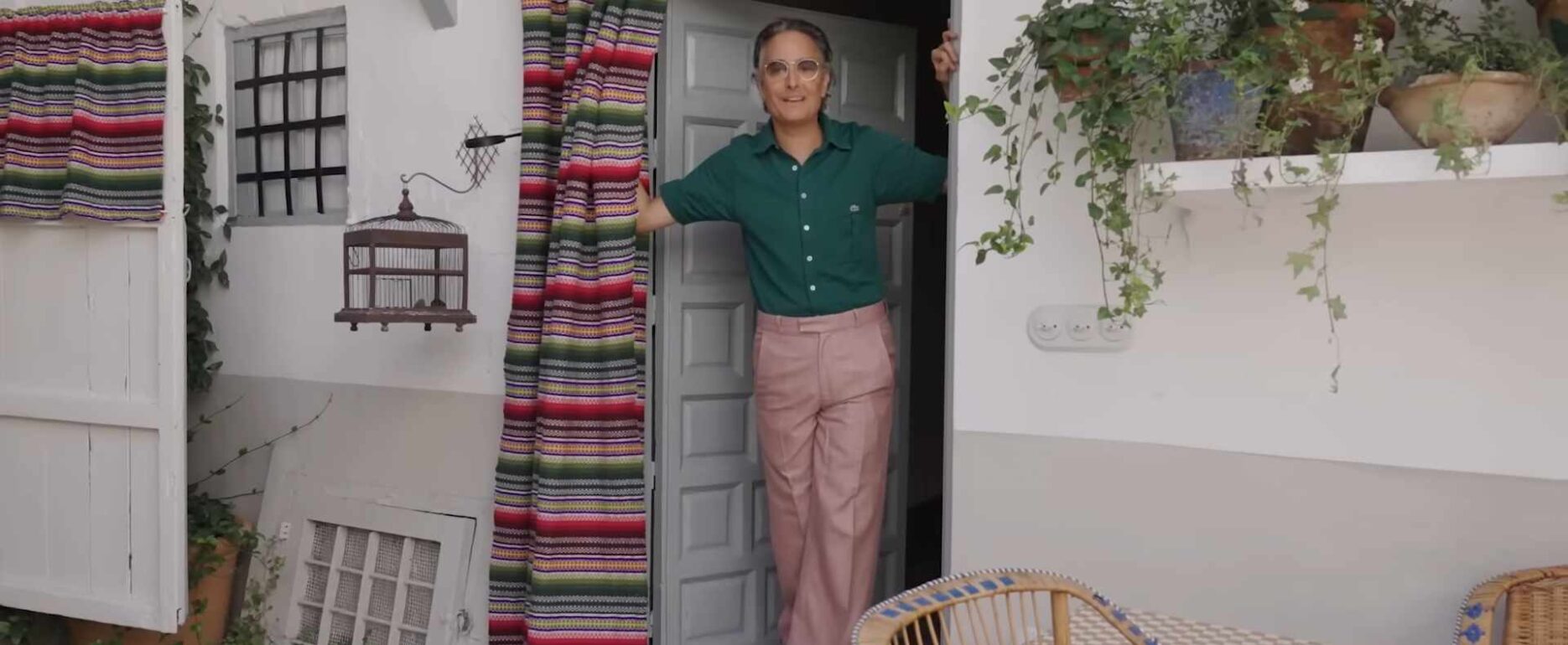 El estilista Josie en la vivienda que ha rehabilitado en su pueblo natal, Manzanares - Foto: AD
