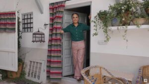 El estilista Josie en la vivienda que ha rehabilitado en su pueblo natal, Manzanares - Foto: AD